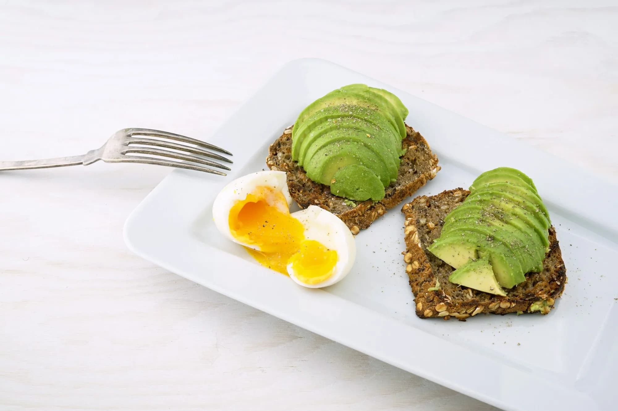 Avocado toast com ovo poché