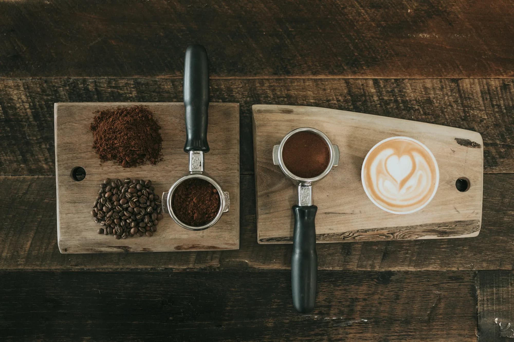 Mãos de barista preparando café