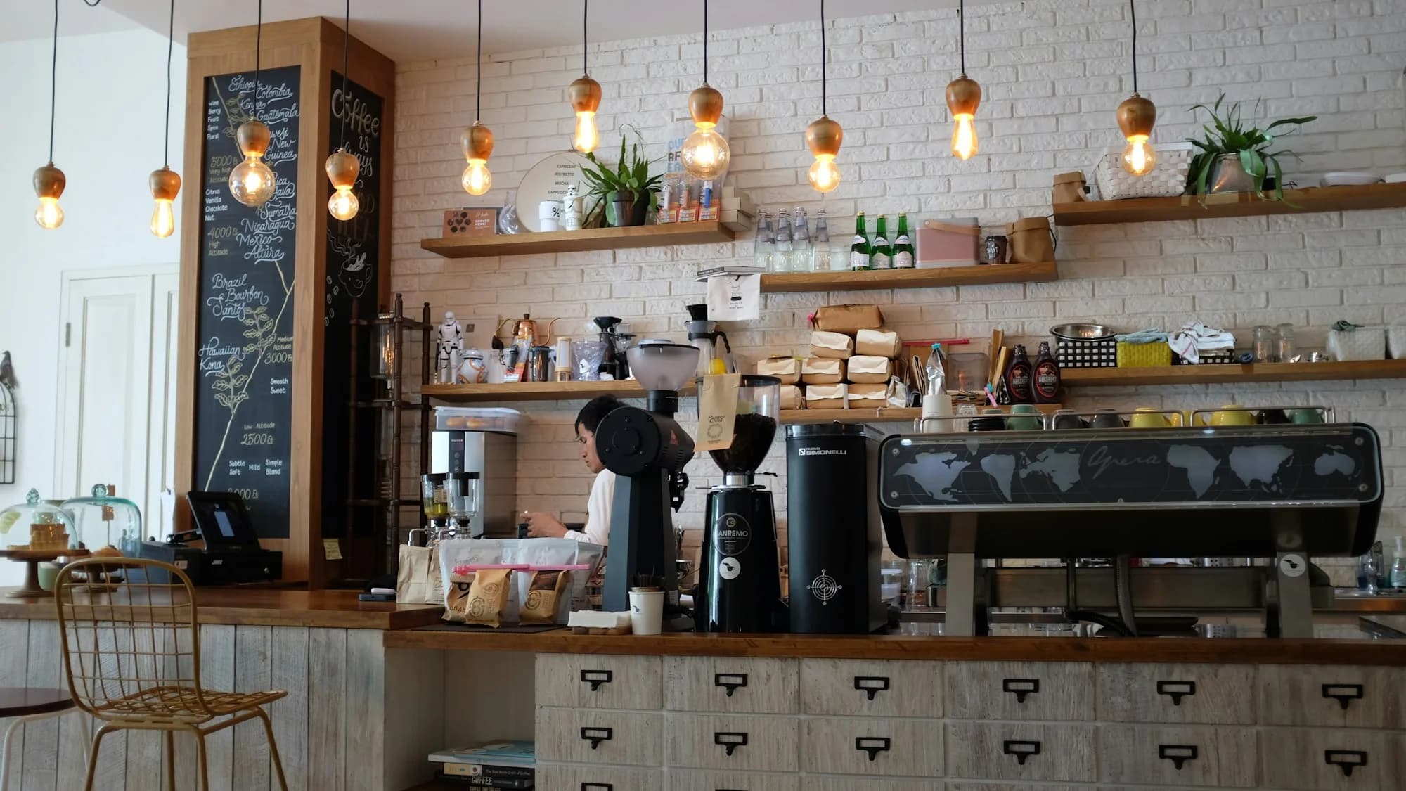 Interior aconchegante de cafeteria com luz natural quente