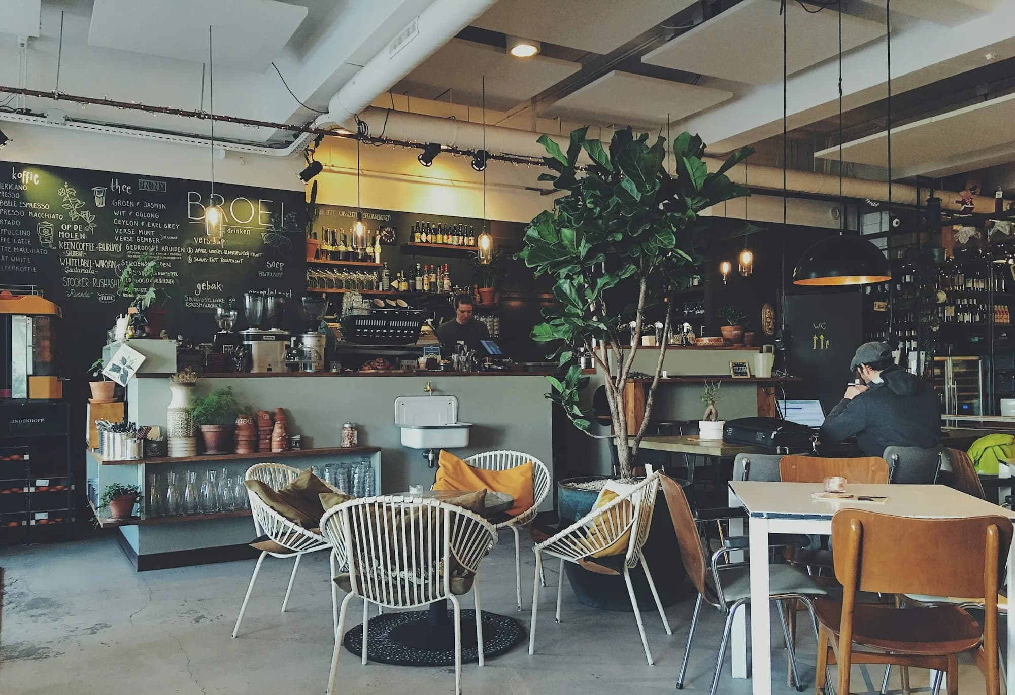Vitrine de uma cafeteria de bairro
