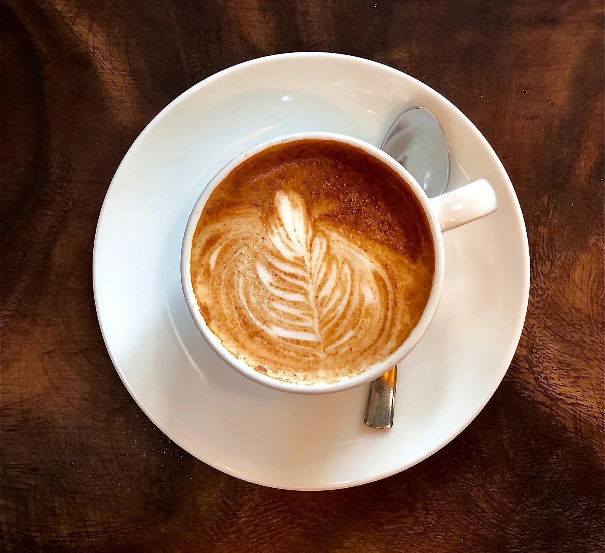 Cappuccino com latte art em xícara branca