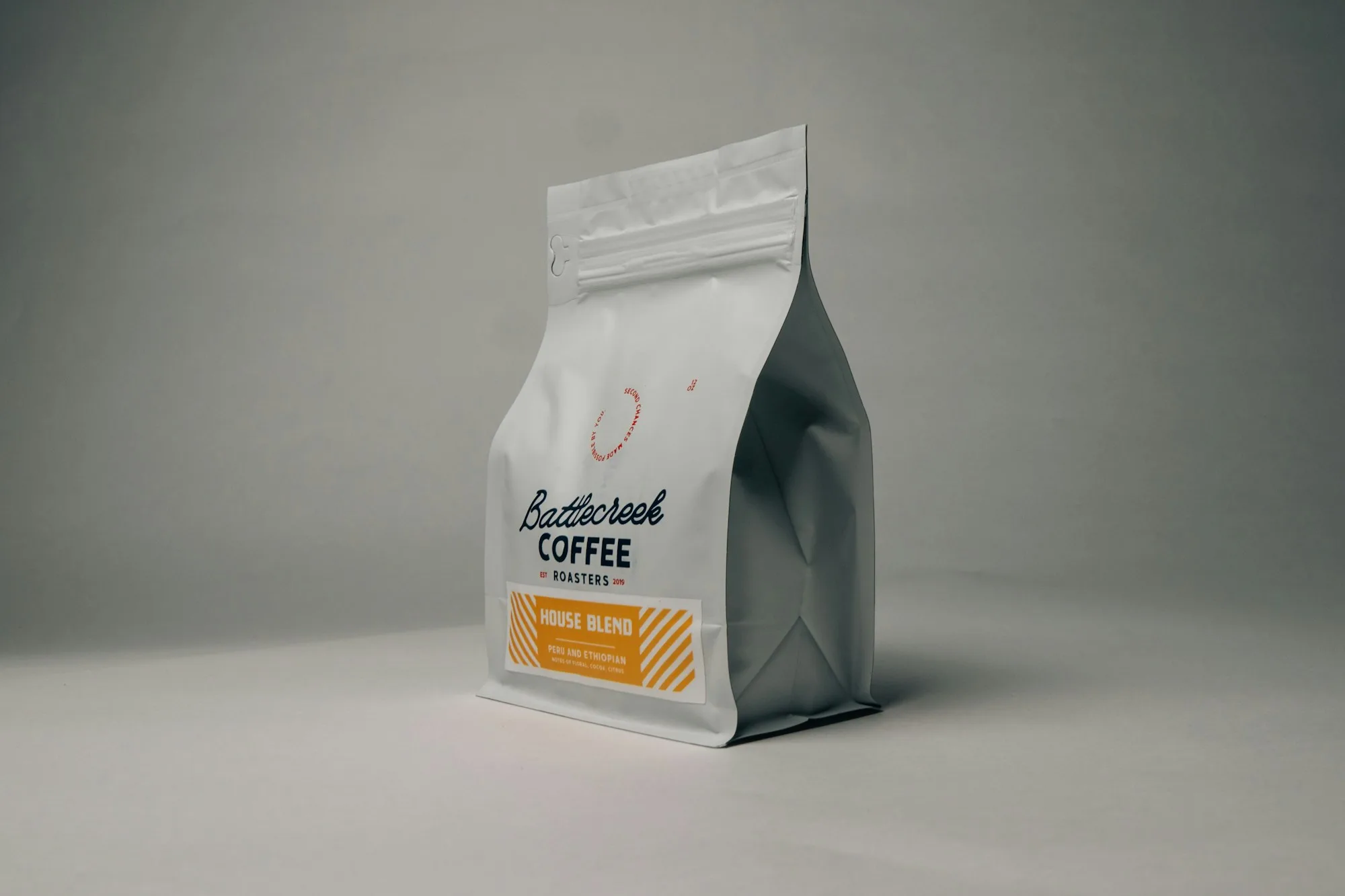 Grãos de café espalhados sobre madeira