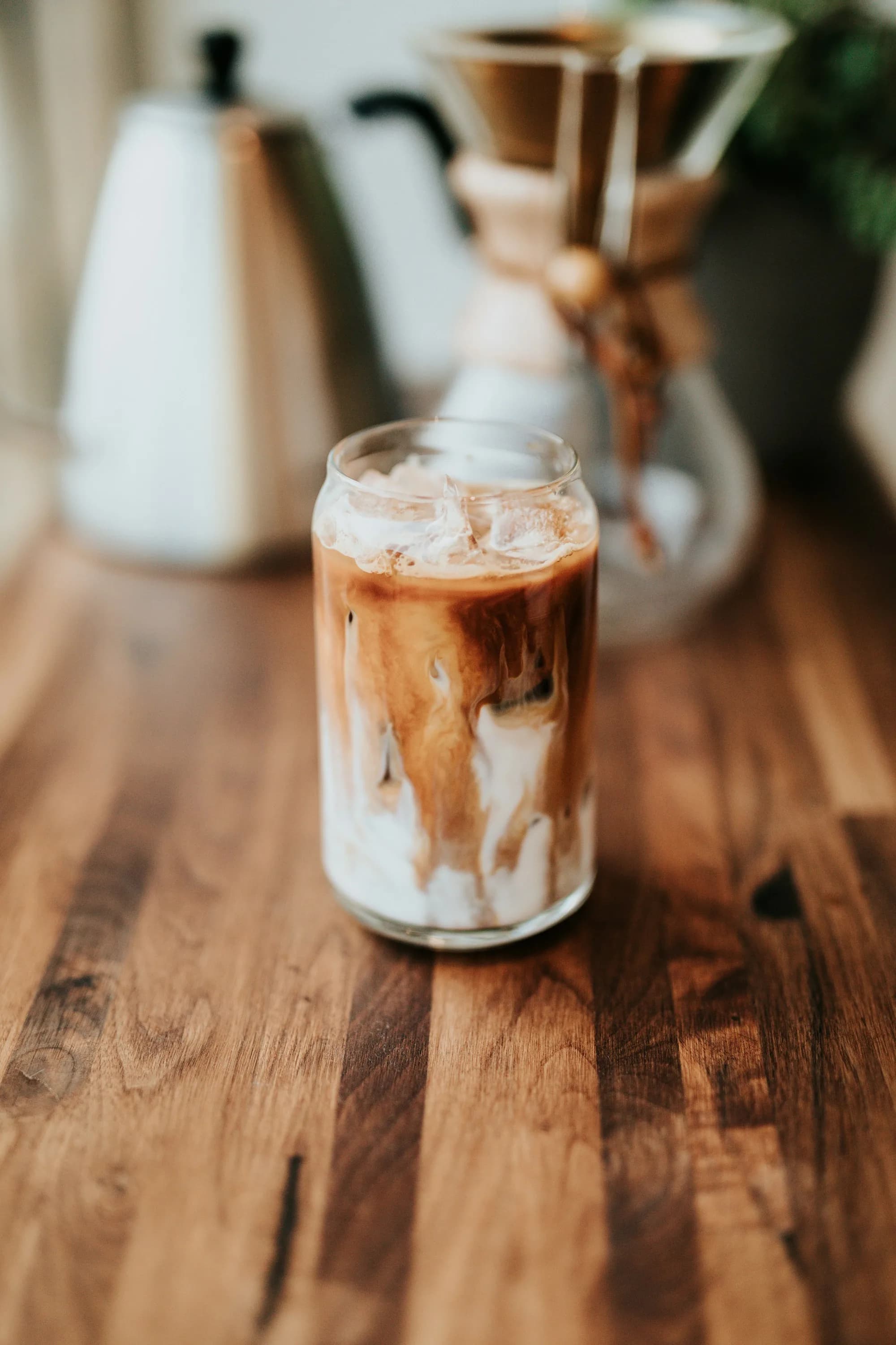 Cold brew em garrafa de vidro com gelo