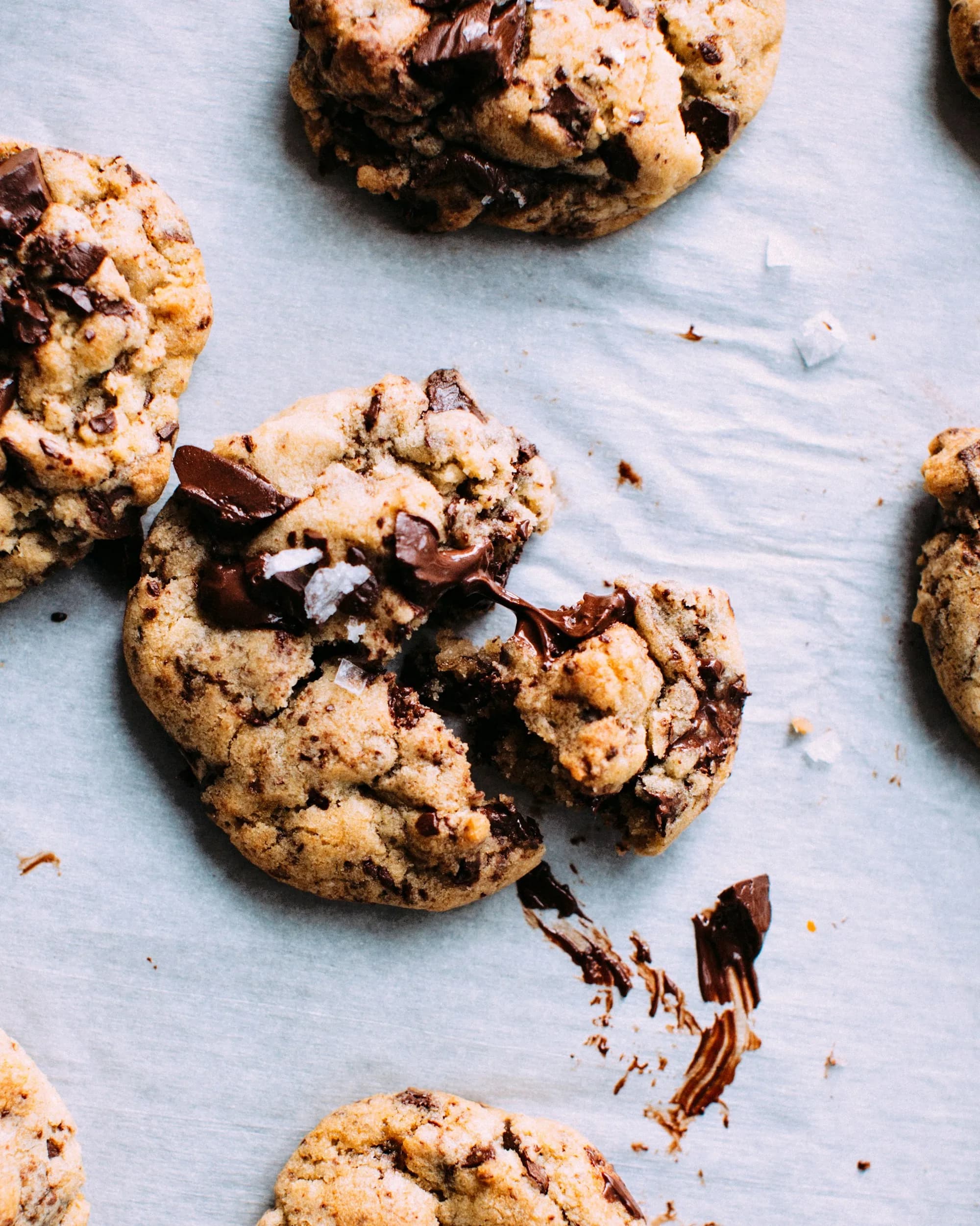 Cookies de chocolate sobre prato