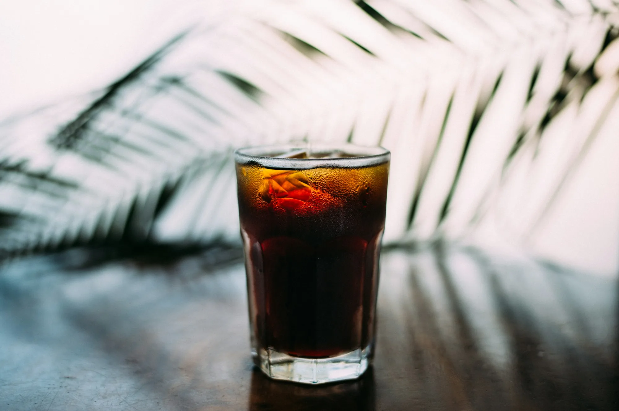 Iced latte em copo alto com pedras de gelo