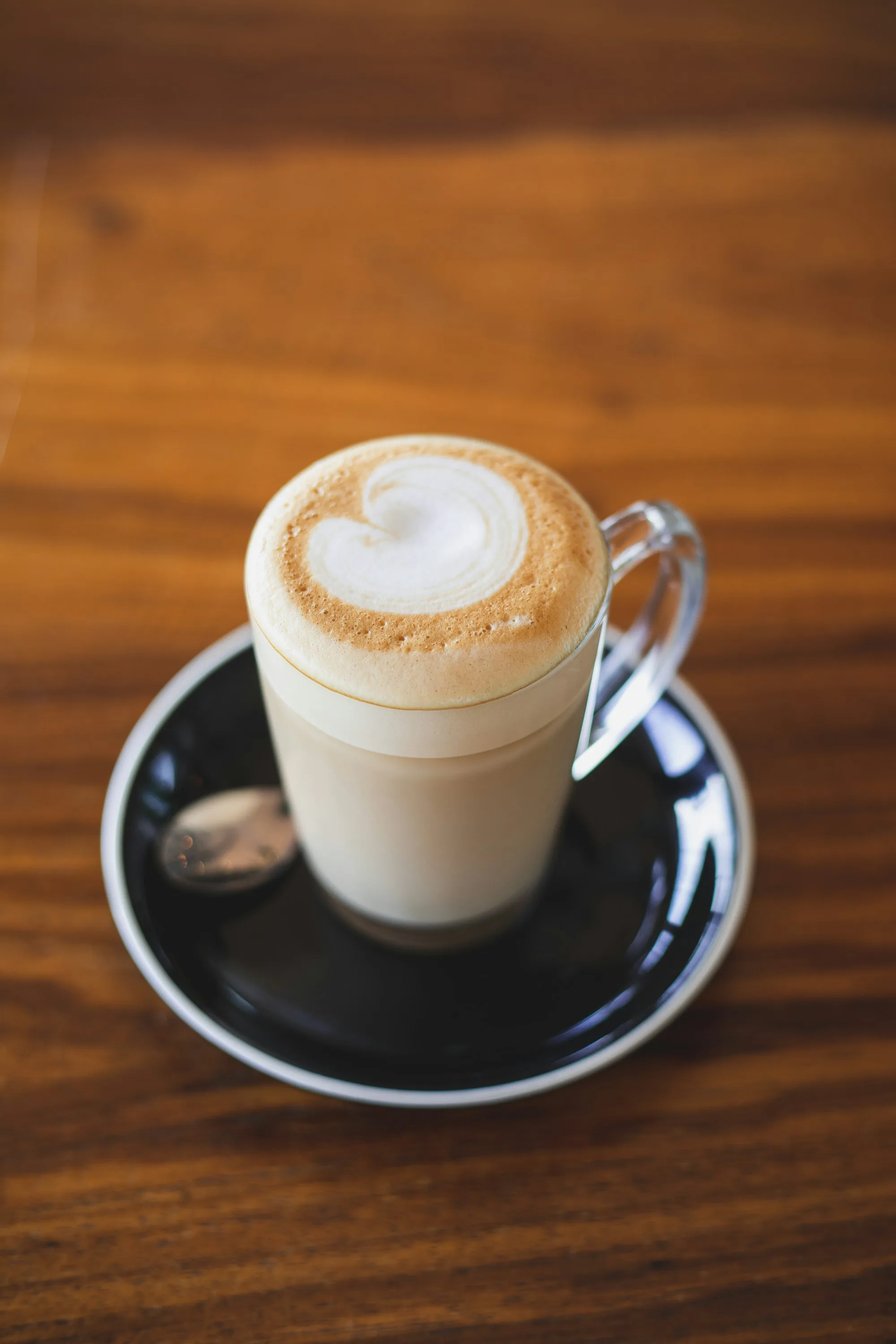 Latte com latte art em formato de roseta