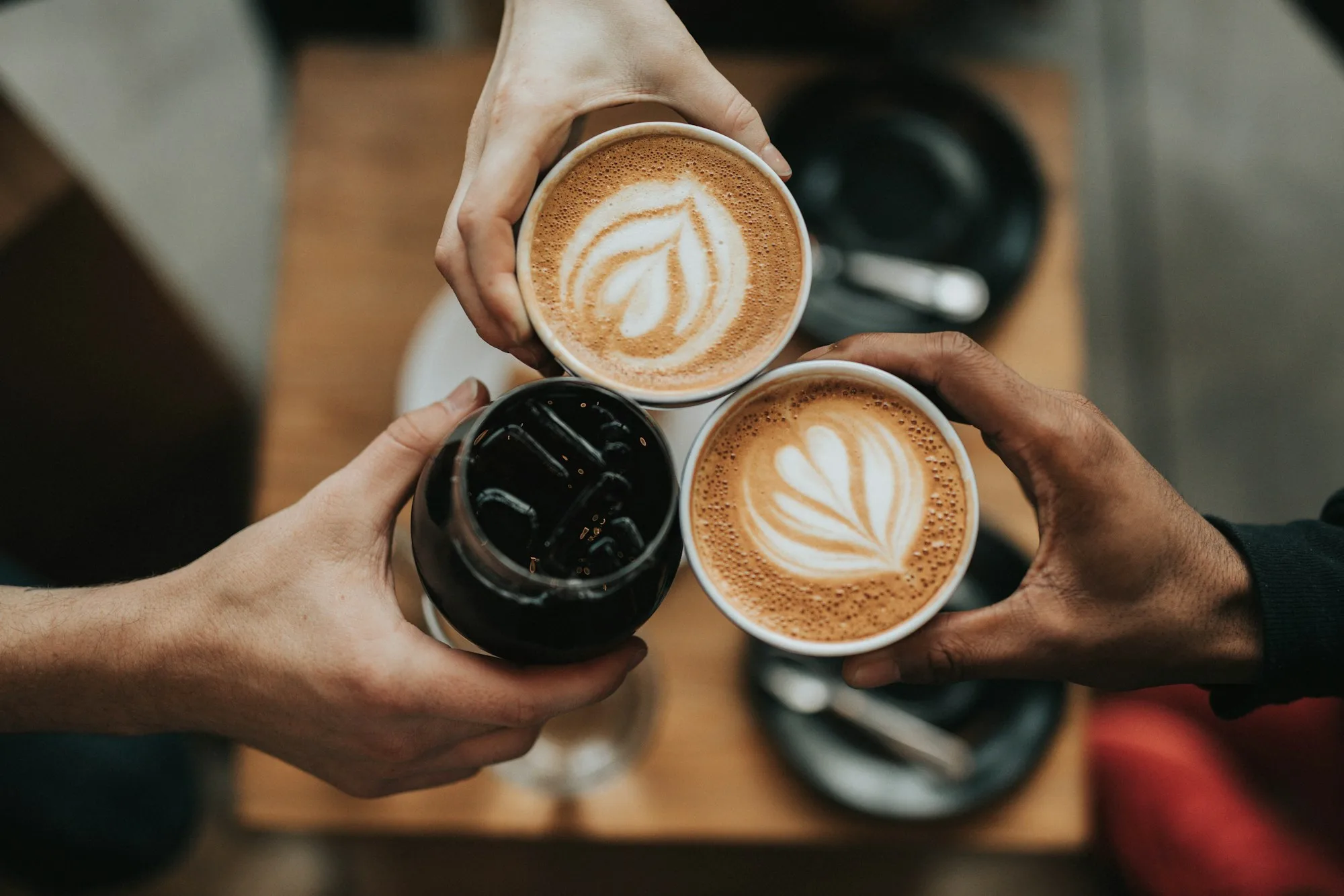 Café passado em V60 sobre balcão de madeira