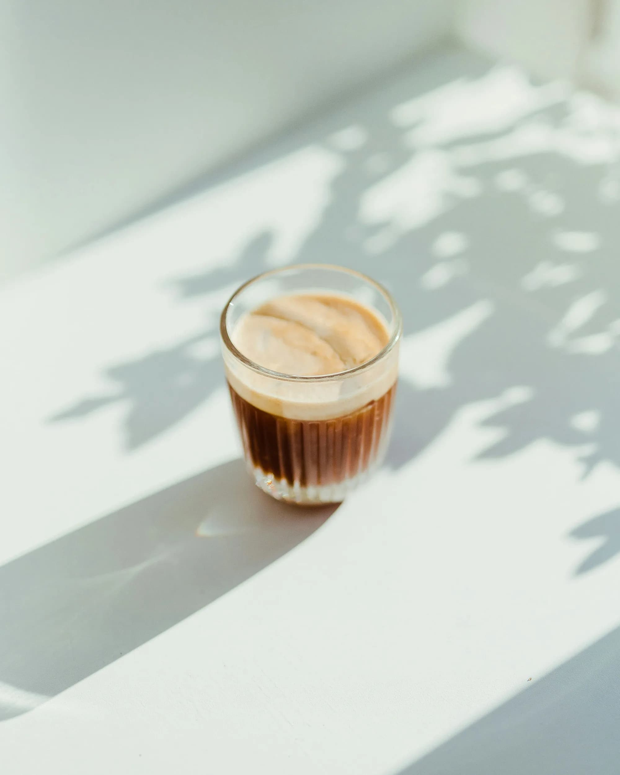 Latte de baunilha em xícara de cerâmica